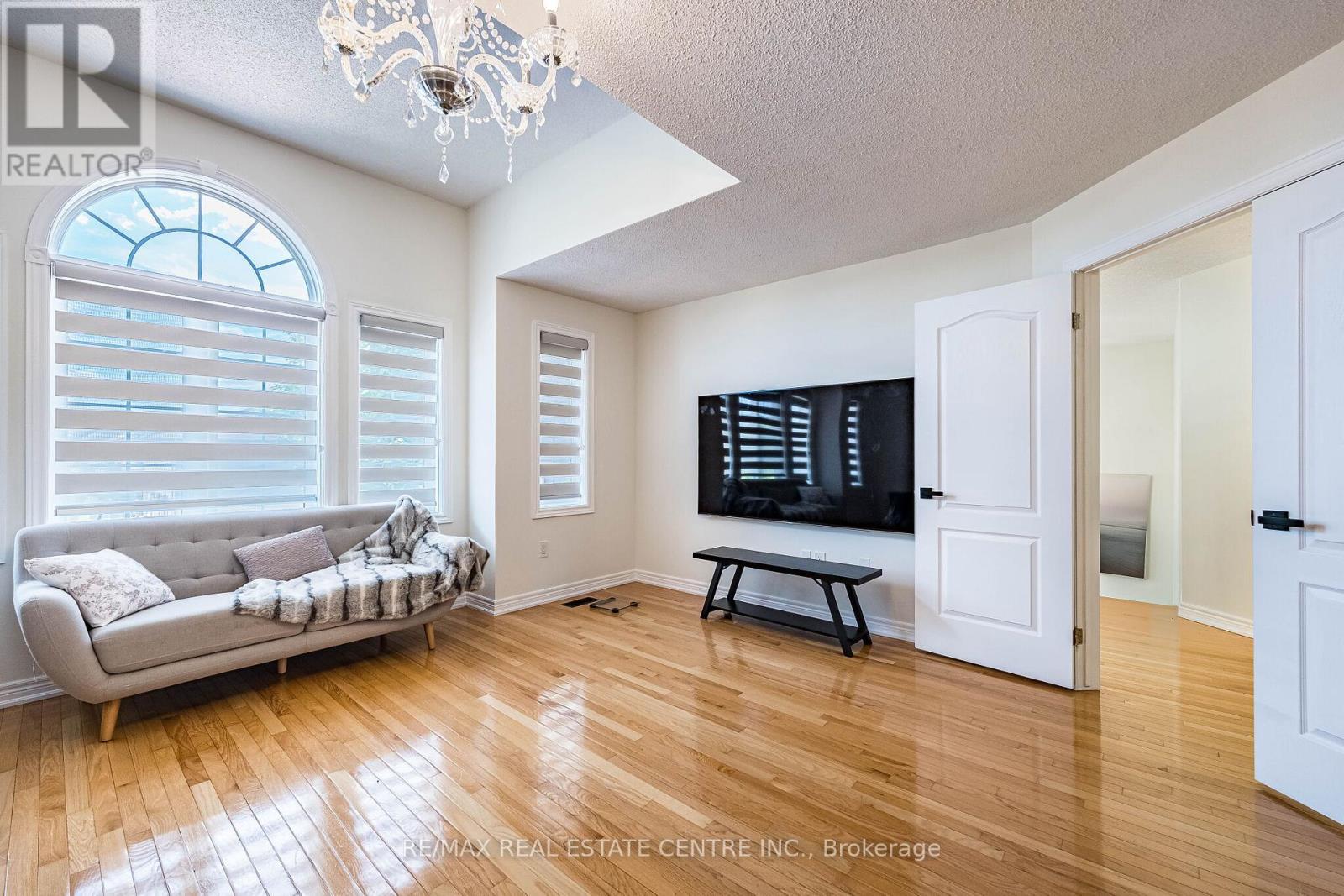 #ANCASTER 137 CLOVERLEAF DRIVE - 31