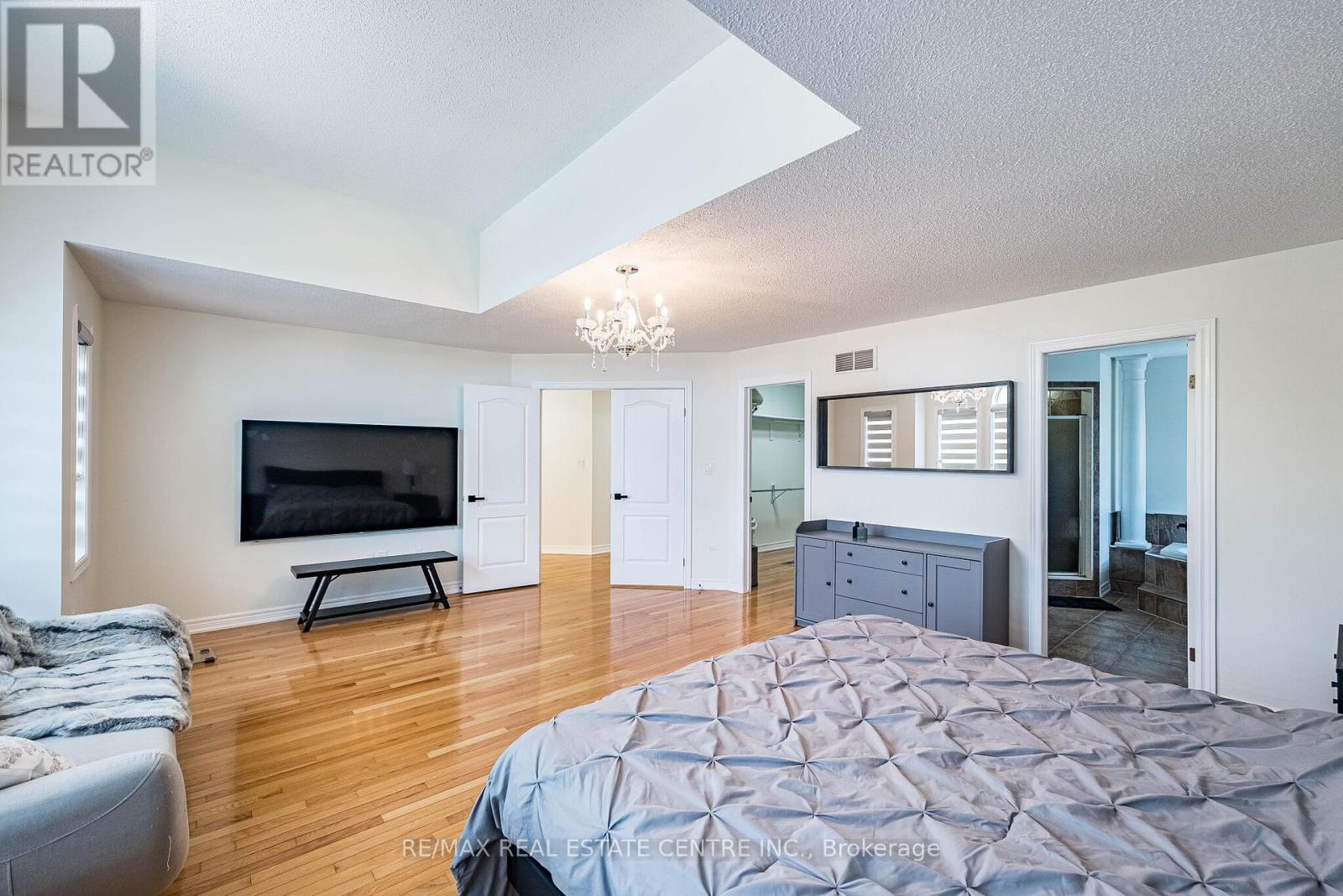 #ANCASTER 137 CLOVERLEAF DRIVE - 32