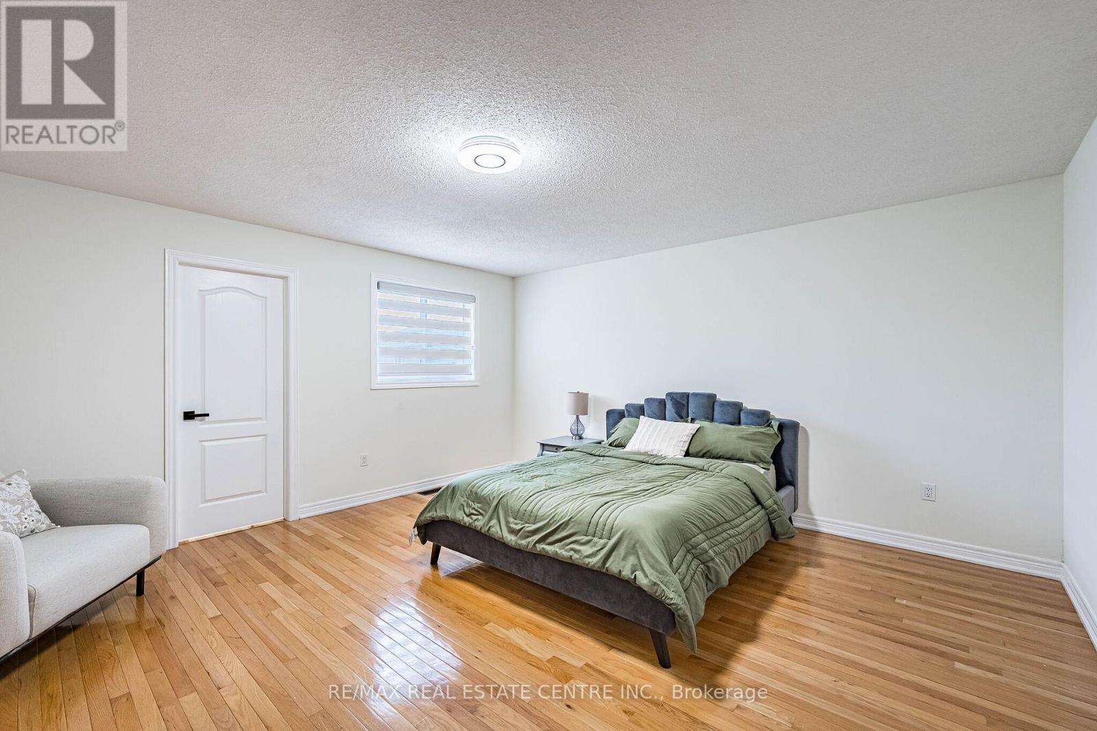 #ANCASTER 137 CLOVERLEAF DRIVE - 36