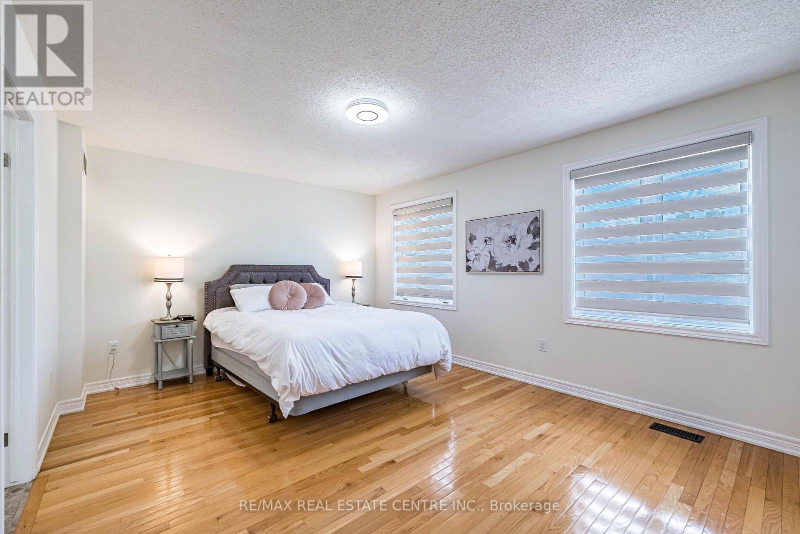 #ANCASTER 137 CLOVERLEAF DRIVE - 37