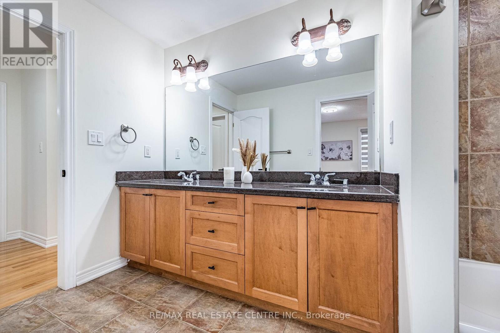 #ANCASTER 137 CLOVERLEAF DRIVE - 38