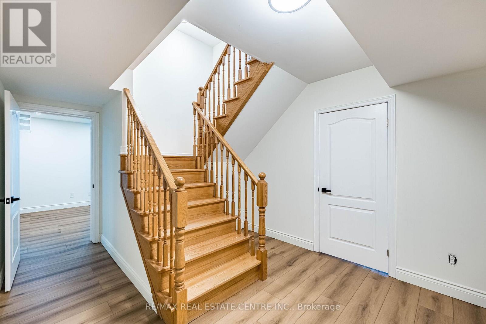 #ANCASTER 137 CLOVERLEAF DRIVE - 40