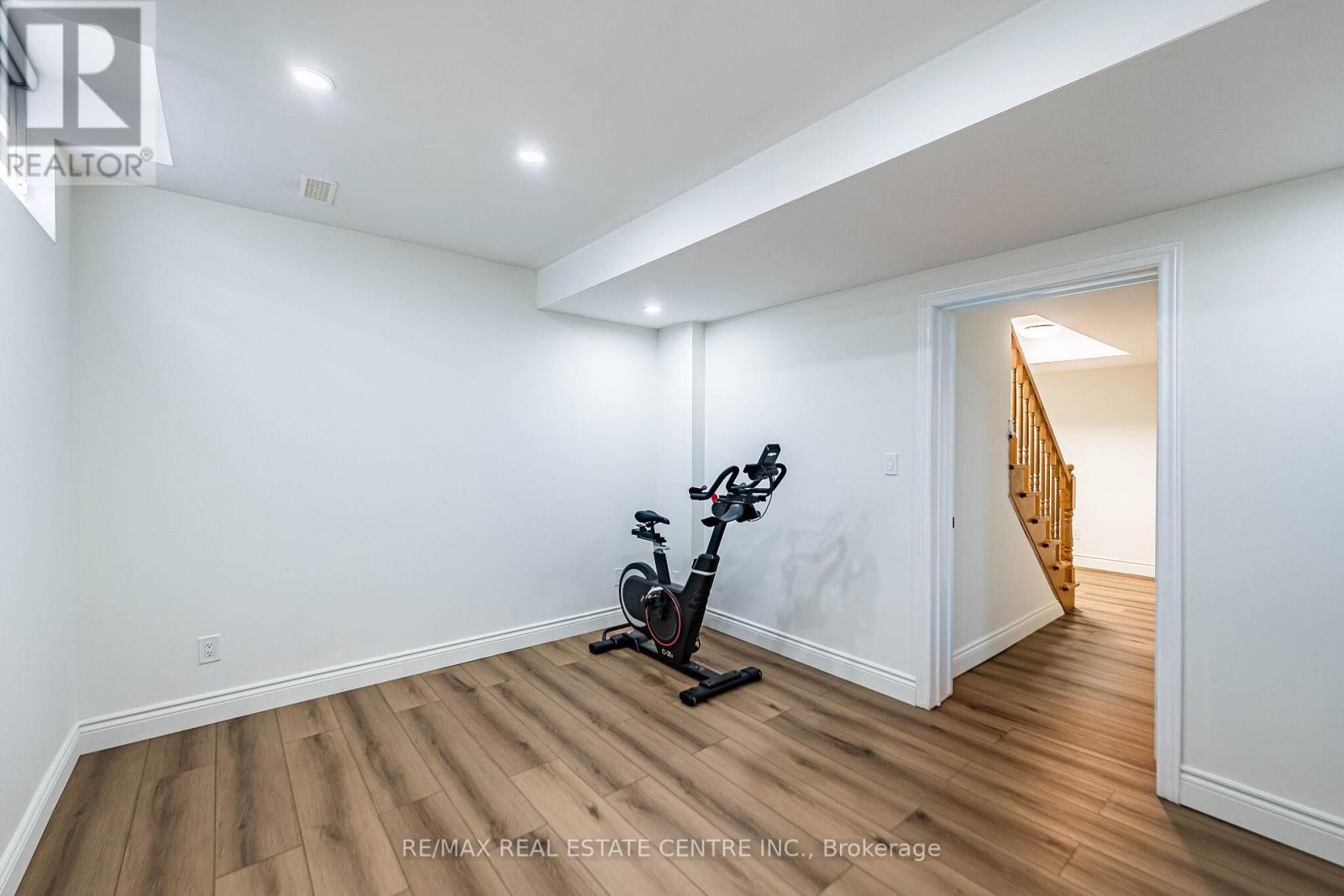 #ANCASTER 137 CLOVERLEAF DRIVE - 41