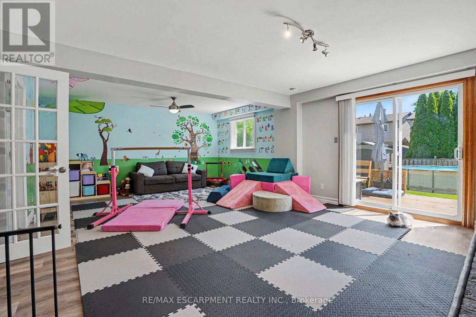 7 REMBRANDT DRIVE - 20