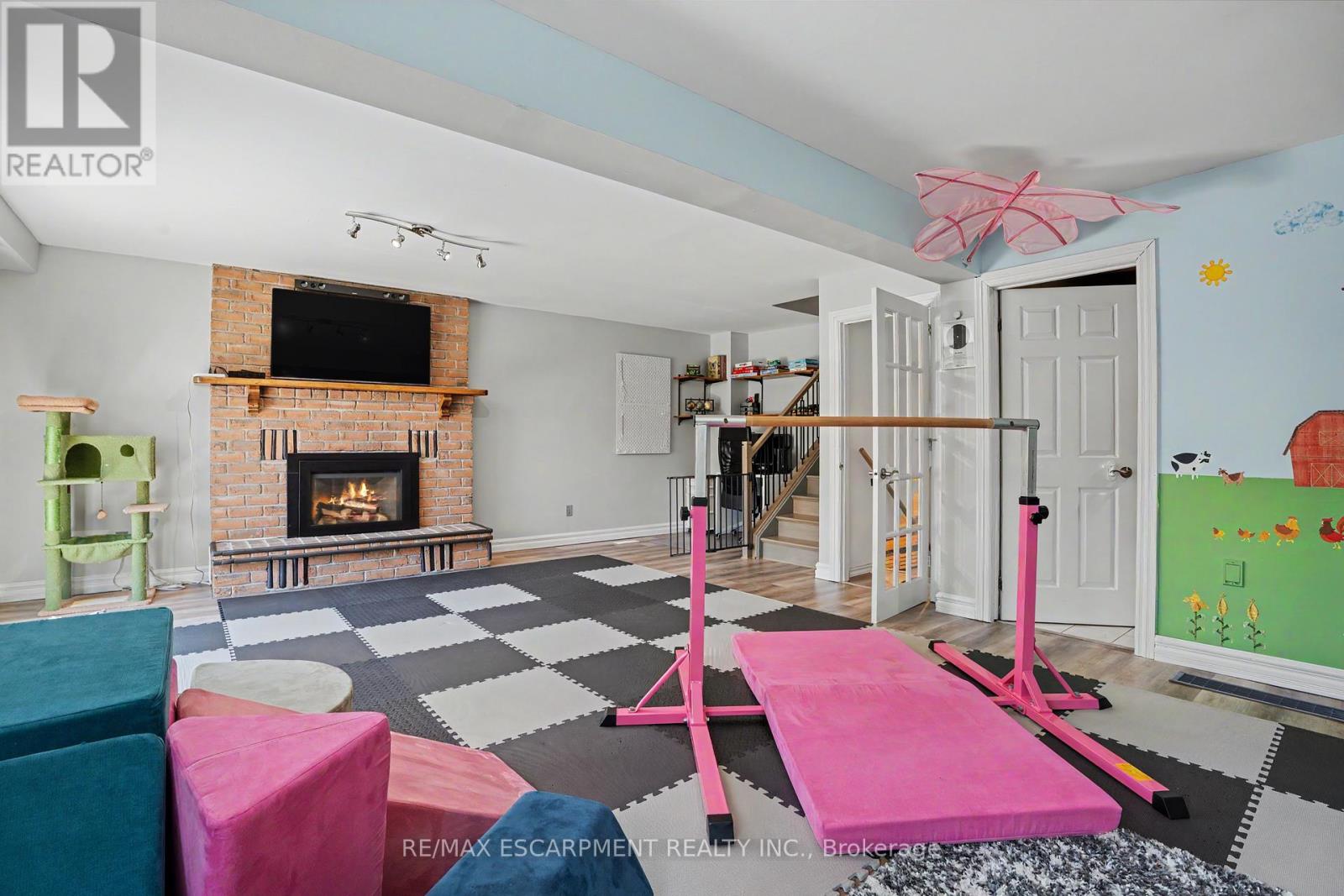 7 REMBRANDT DRIVE - 21