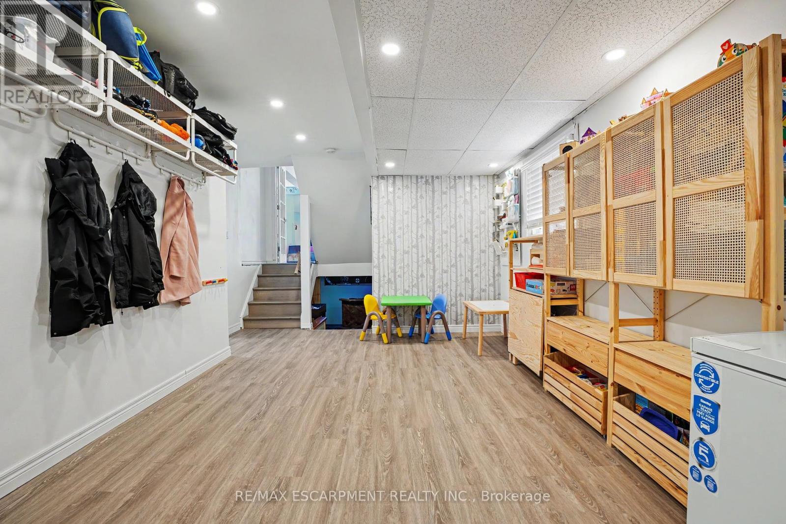 7 REMBRANDT DRIVE - 25