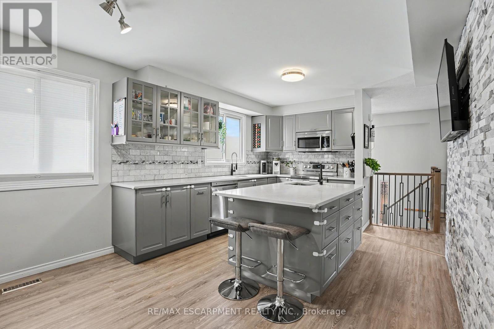 7 REMBRANDT DRIVE - 7