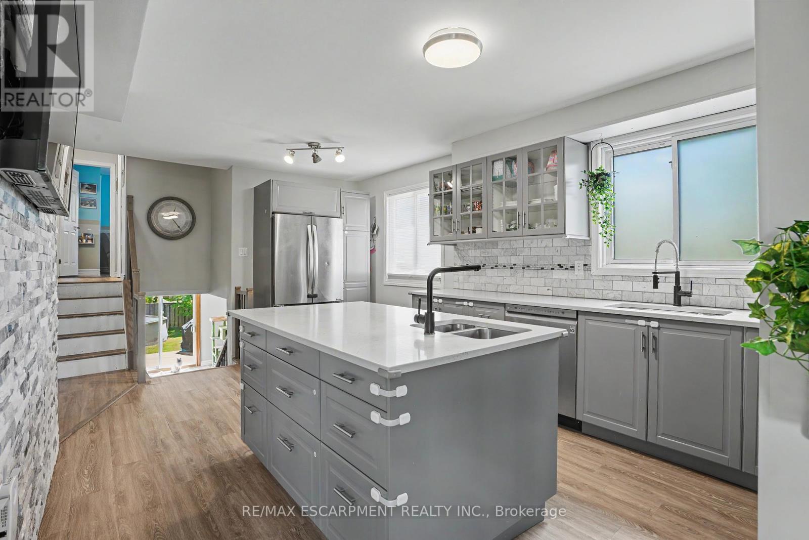 7 REMBRANDT DRIVE - 8
