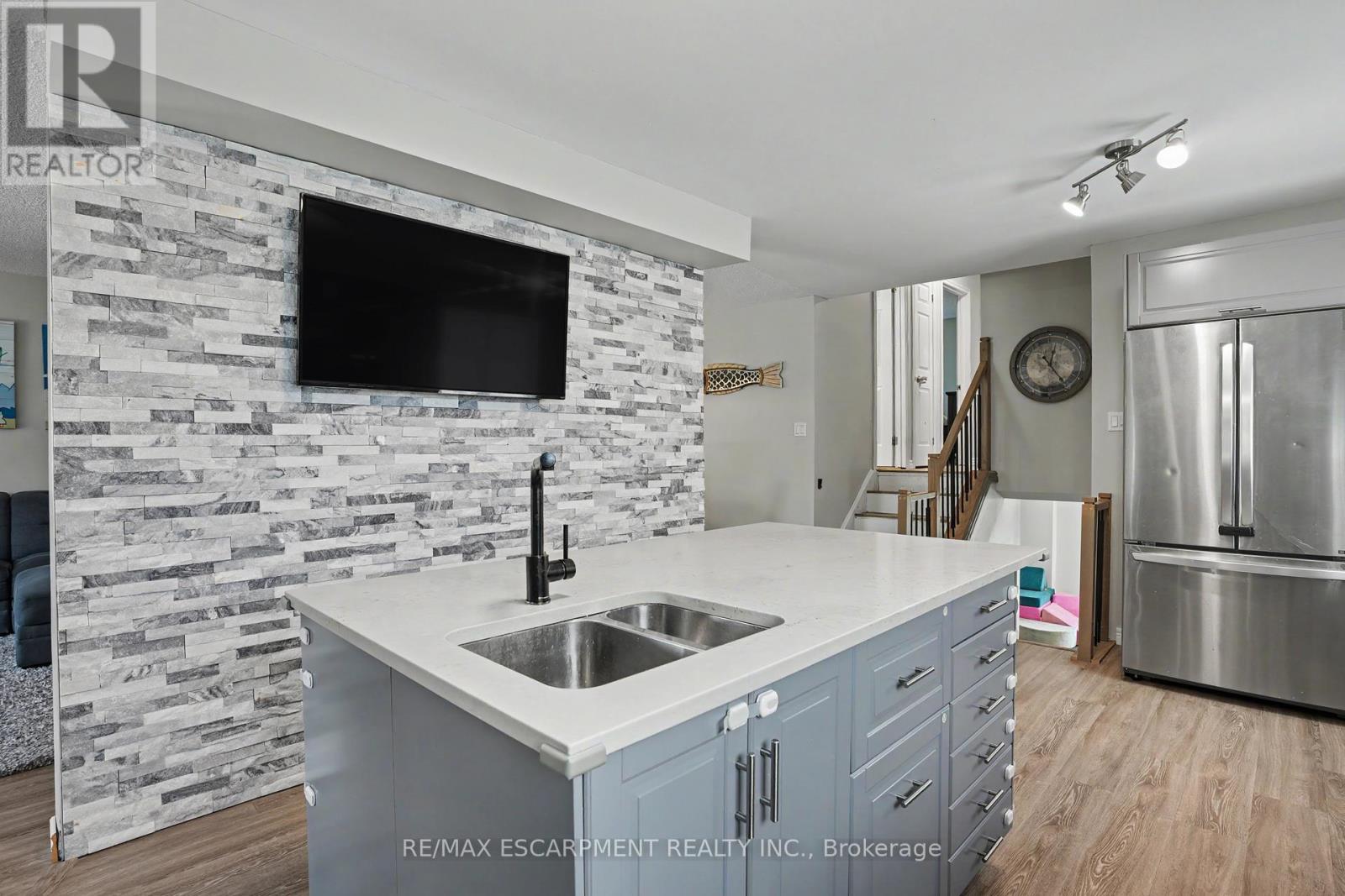 7 REMBRANDT DRIVE - 9