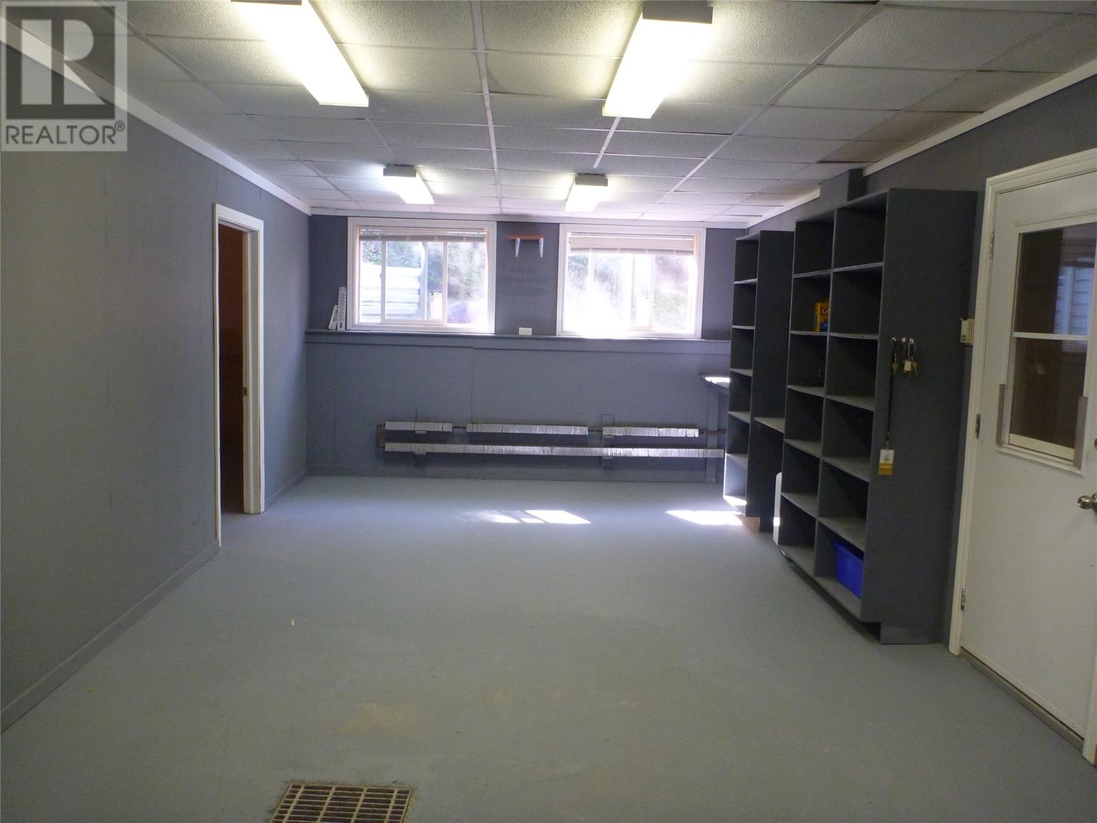 33 Pondside Road - 35