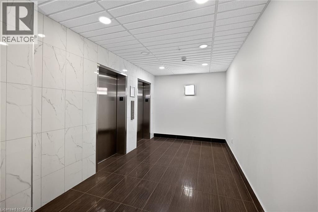 #717 118 KING Street E - 28
