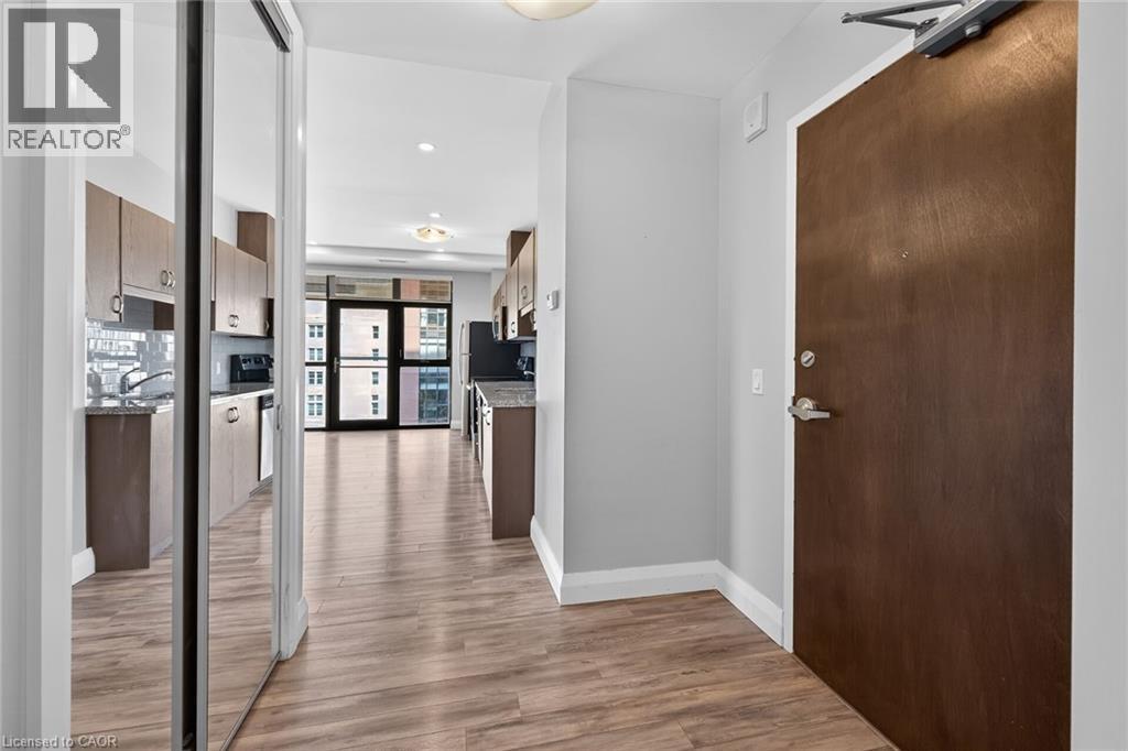 #717 118 KING Street E - 17
