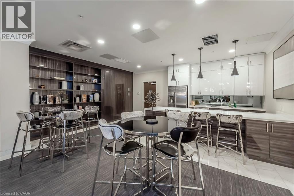 #717 118 KING Street E - 40