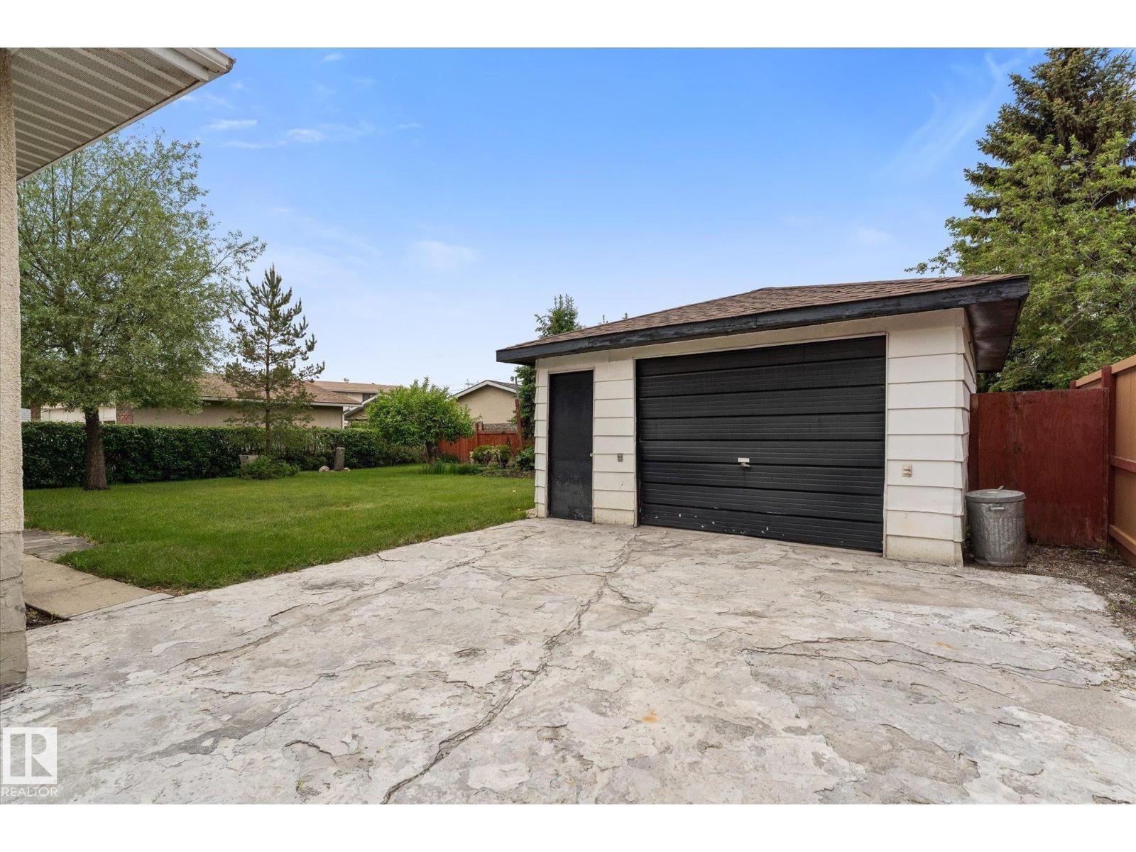 11008 162A AV NW - 34