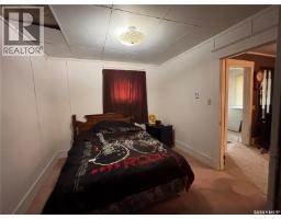 Enclosed porch - 212 3rd Avenue E, Kindersley, SK S0L1S0 Photo 11