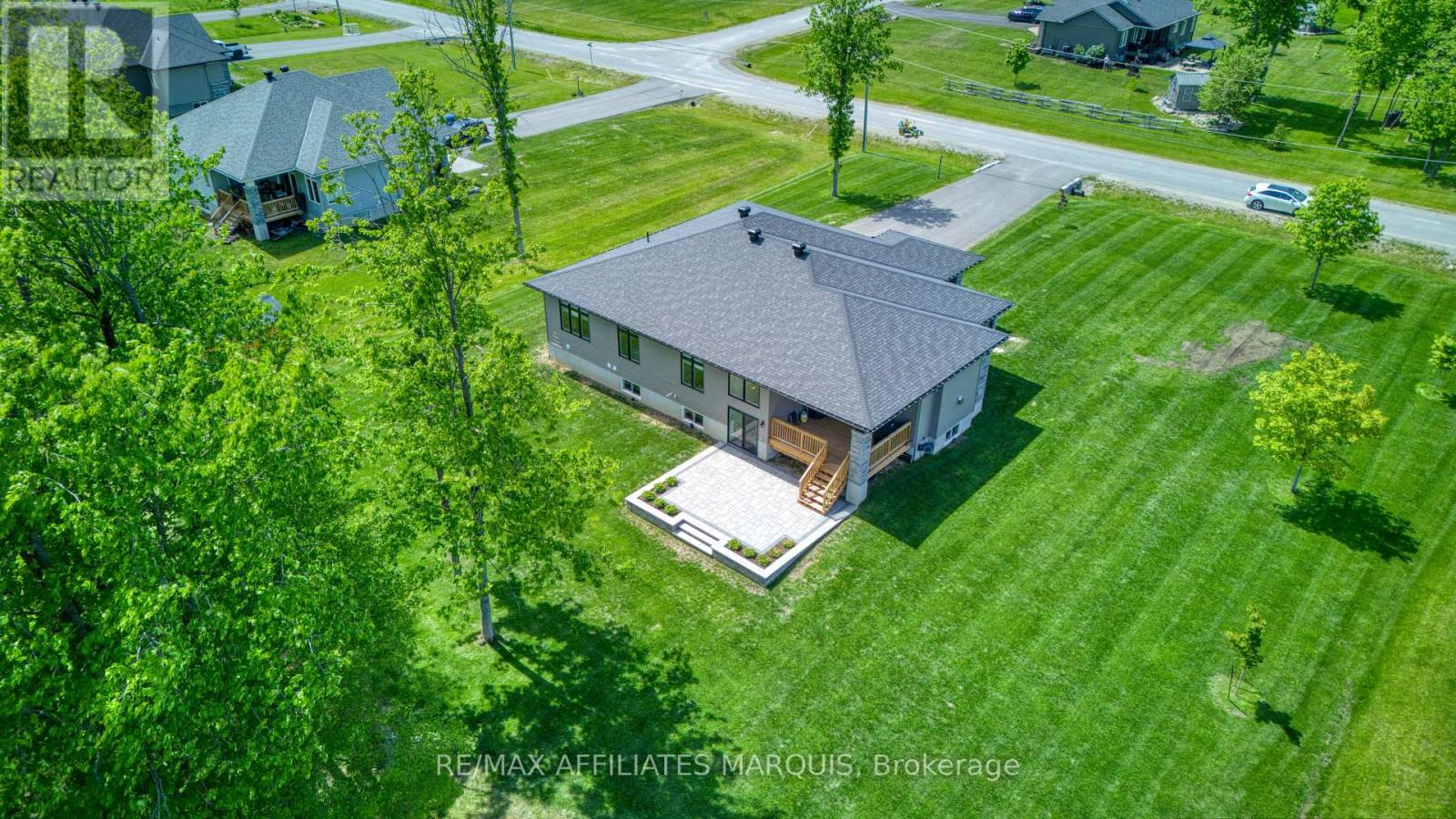 27 DIANE DRIVE - 35