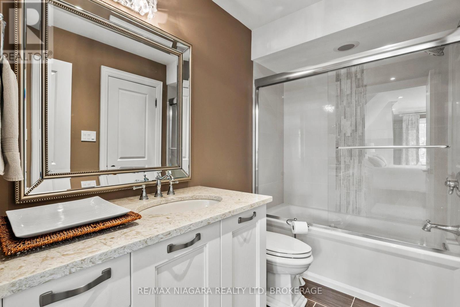 110 JOHN STREET W - 23