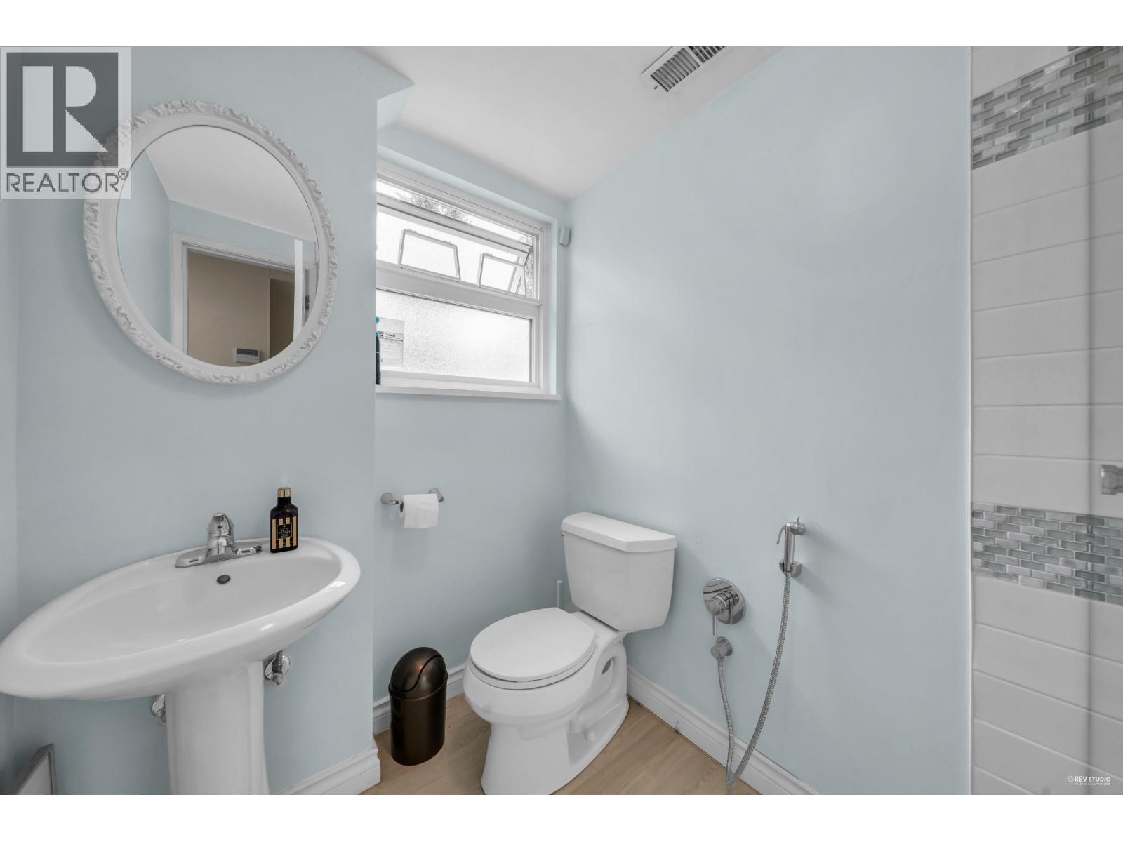 3566 REGENT AVENUE, North Vancouver