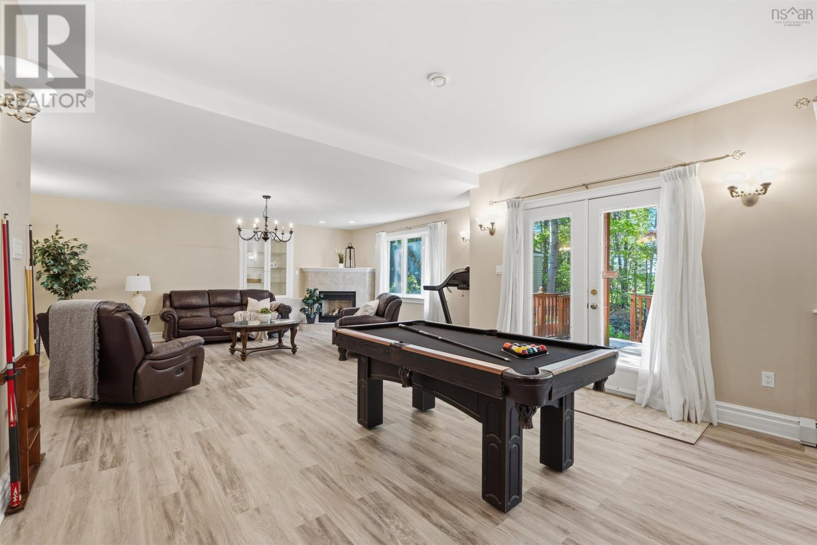 65 Roxbury Crescent - 37