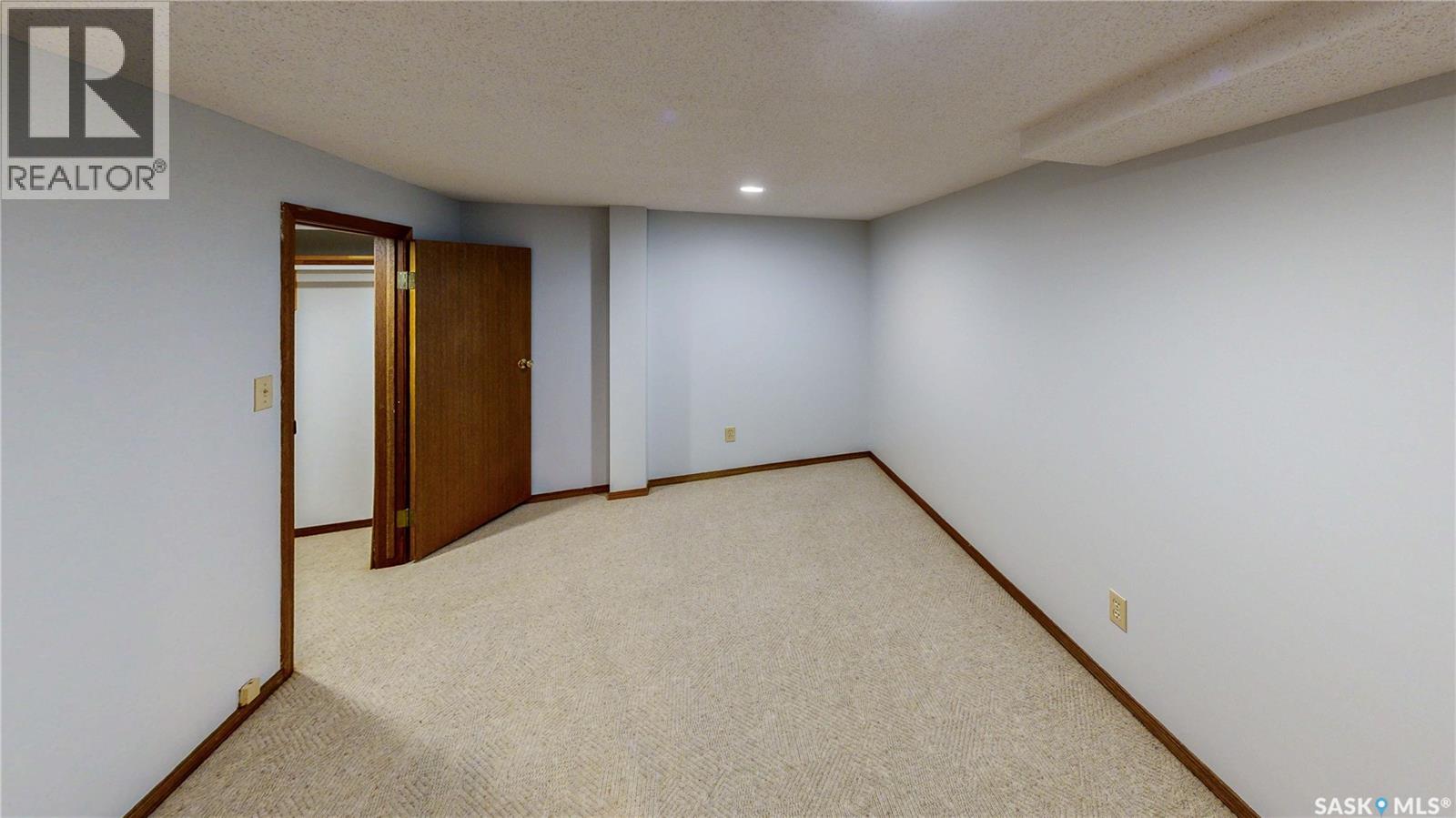 2630 Crocus DRIVE - 33