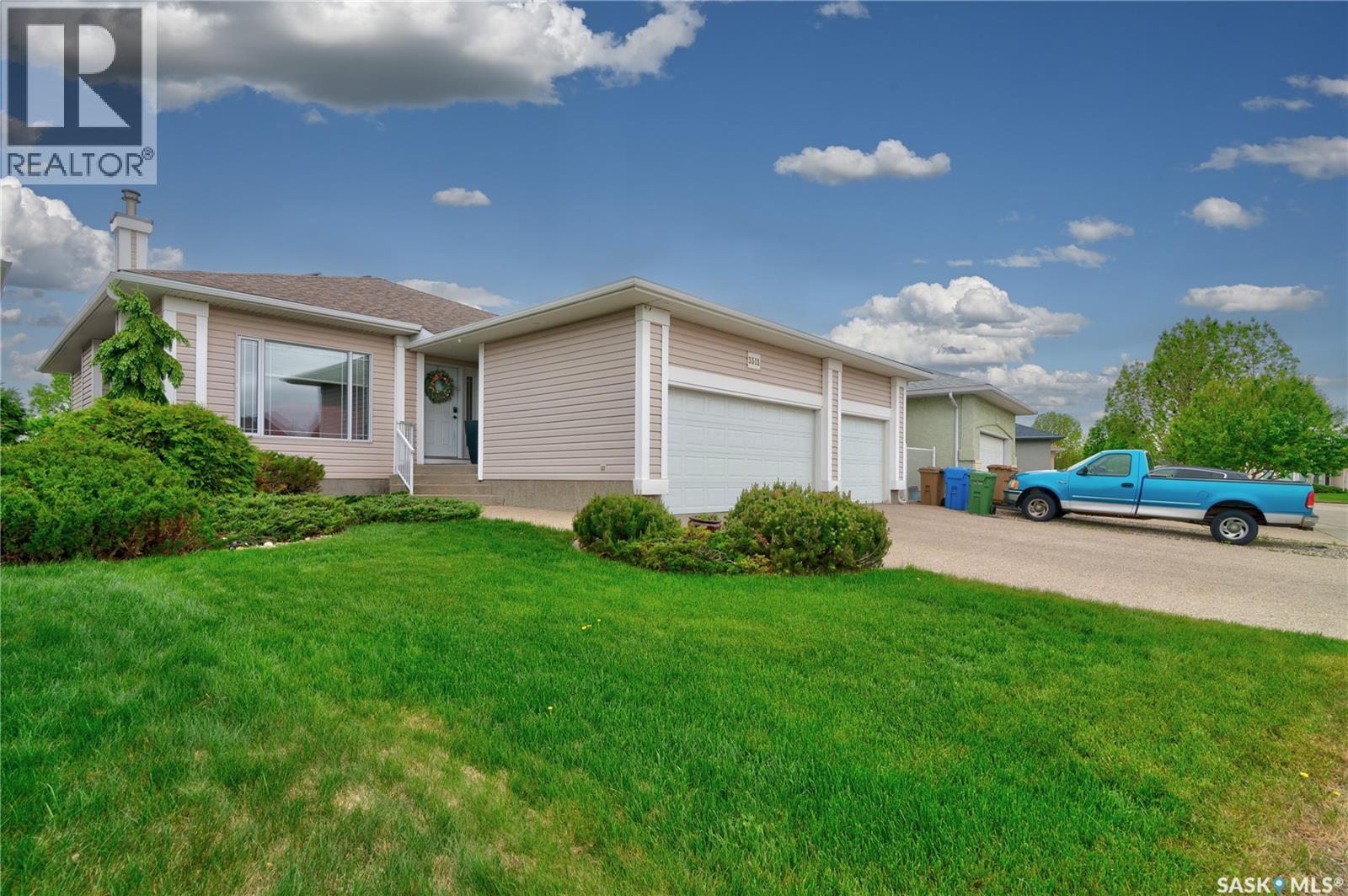 3511 Bishop CRESCENT E - 2