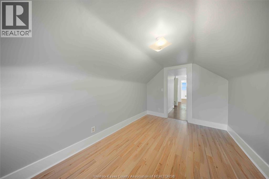2404 Howard AVENUE - 10