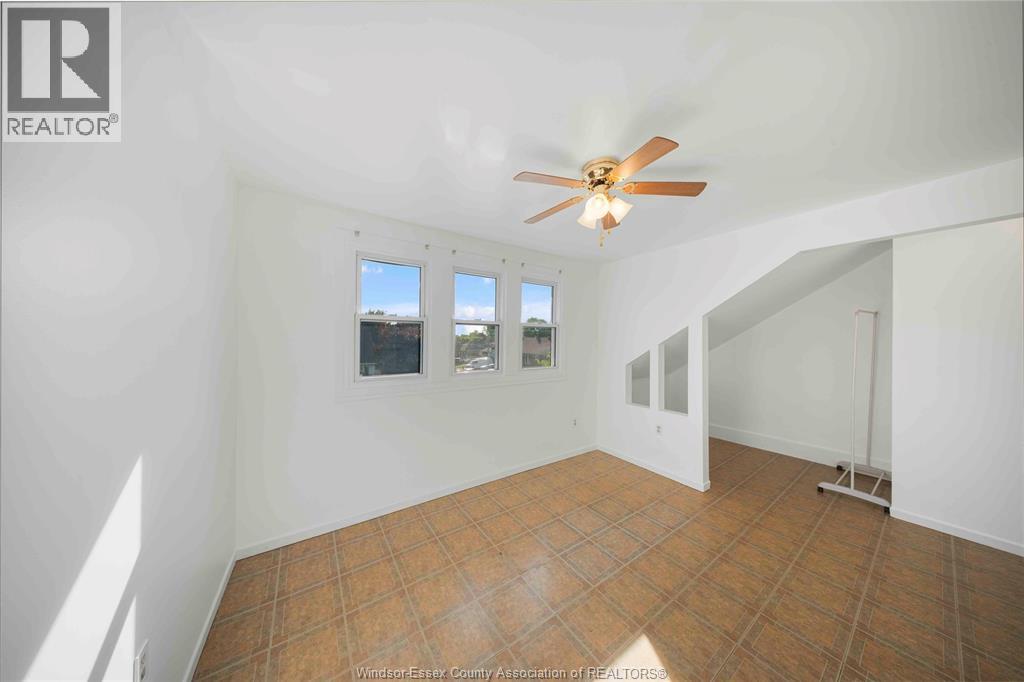 2404 Howard AVENUE - 17