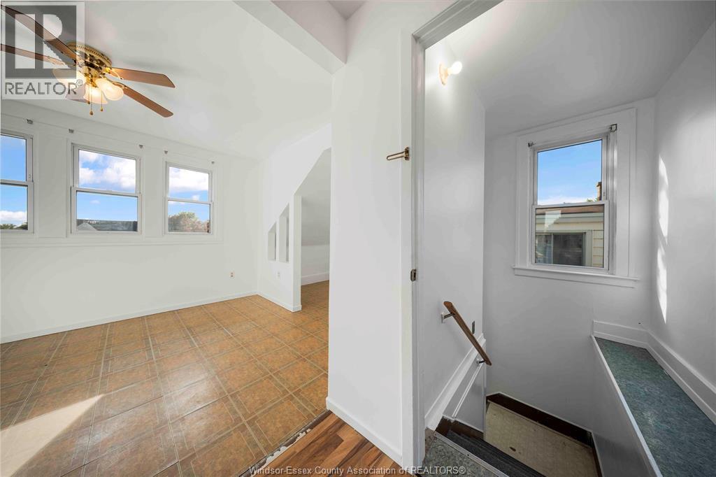 2404 Howard AVENUE - 18