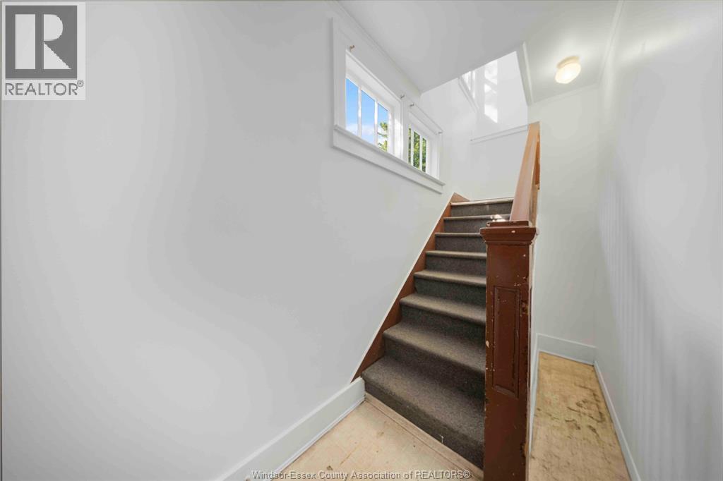 2404 Howard AVENUE - 19