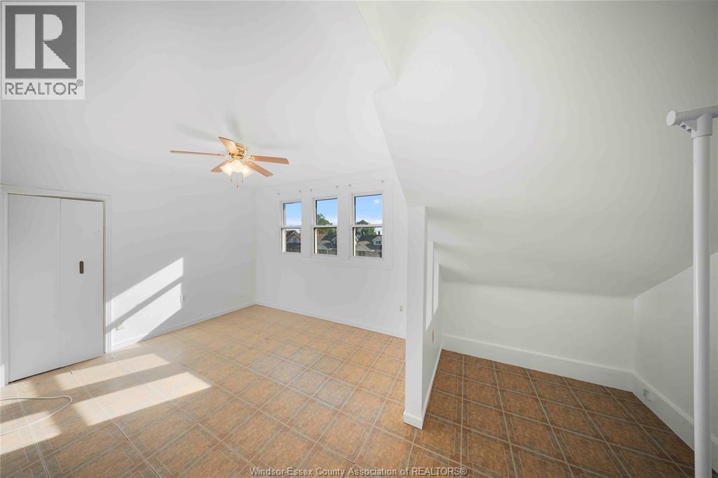 2404 Howard AVENUE - 21