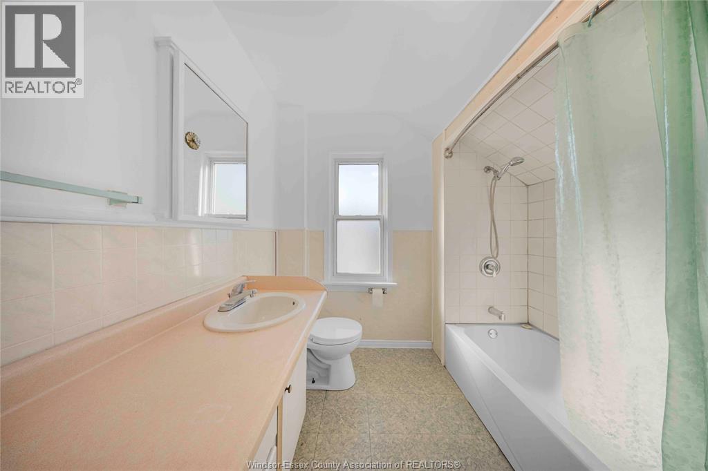2404 Howard AVENUE - 25