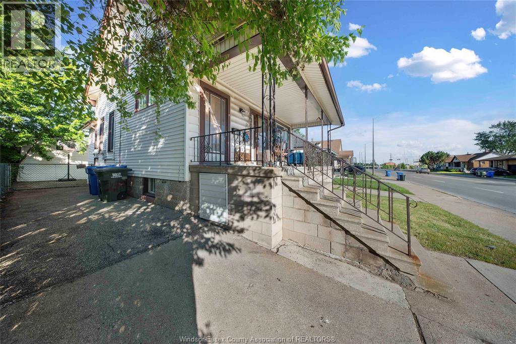 2404 Howard AVENUE - 4