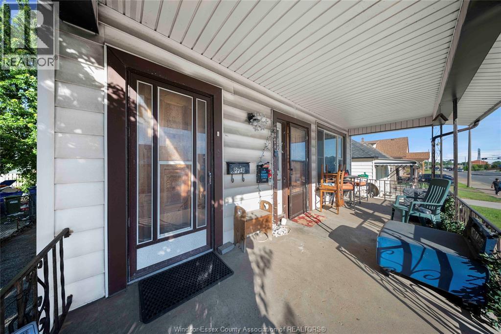 2404 Howard AVENUE - 6