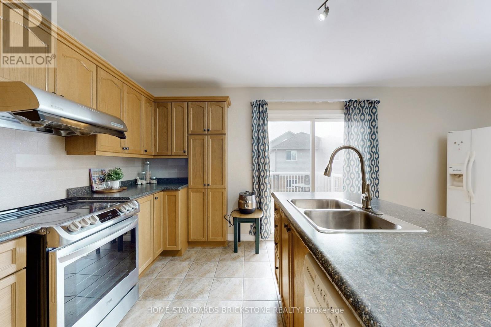 412 AUTUMN CRESCENT - 16
