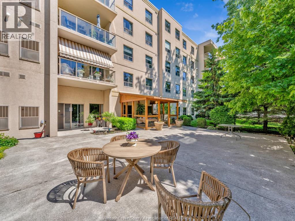 #505 315 VILLAGE GROVE DRIVE - 16