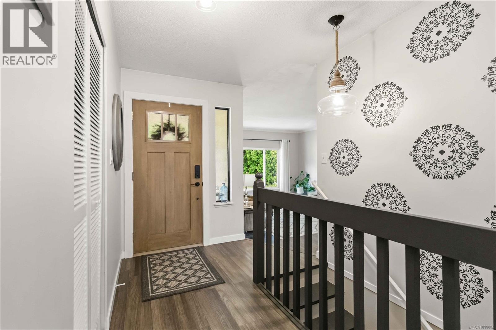 584 Stornoway Dr - Image 3