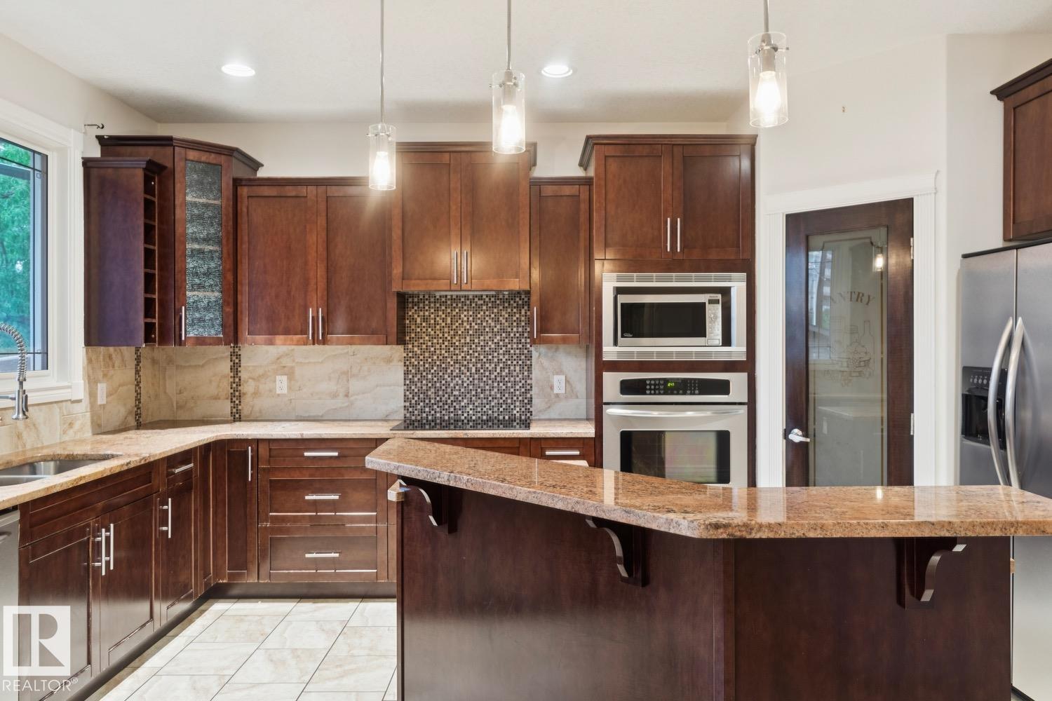 9320 81 AV NW - 14