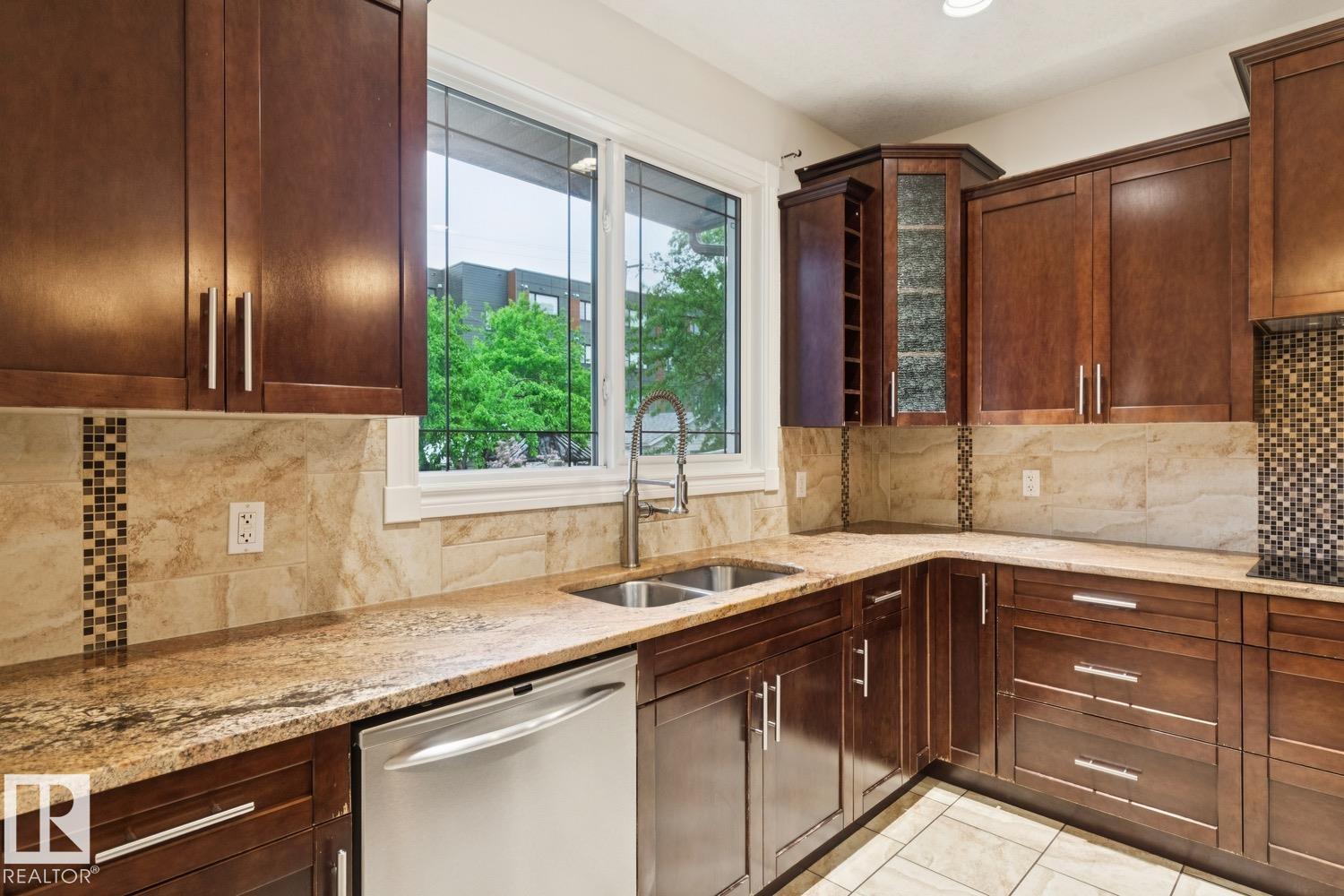 9320 81 AV NW - 15