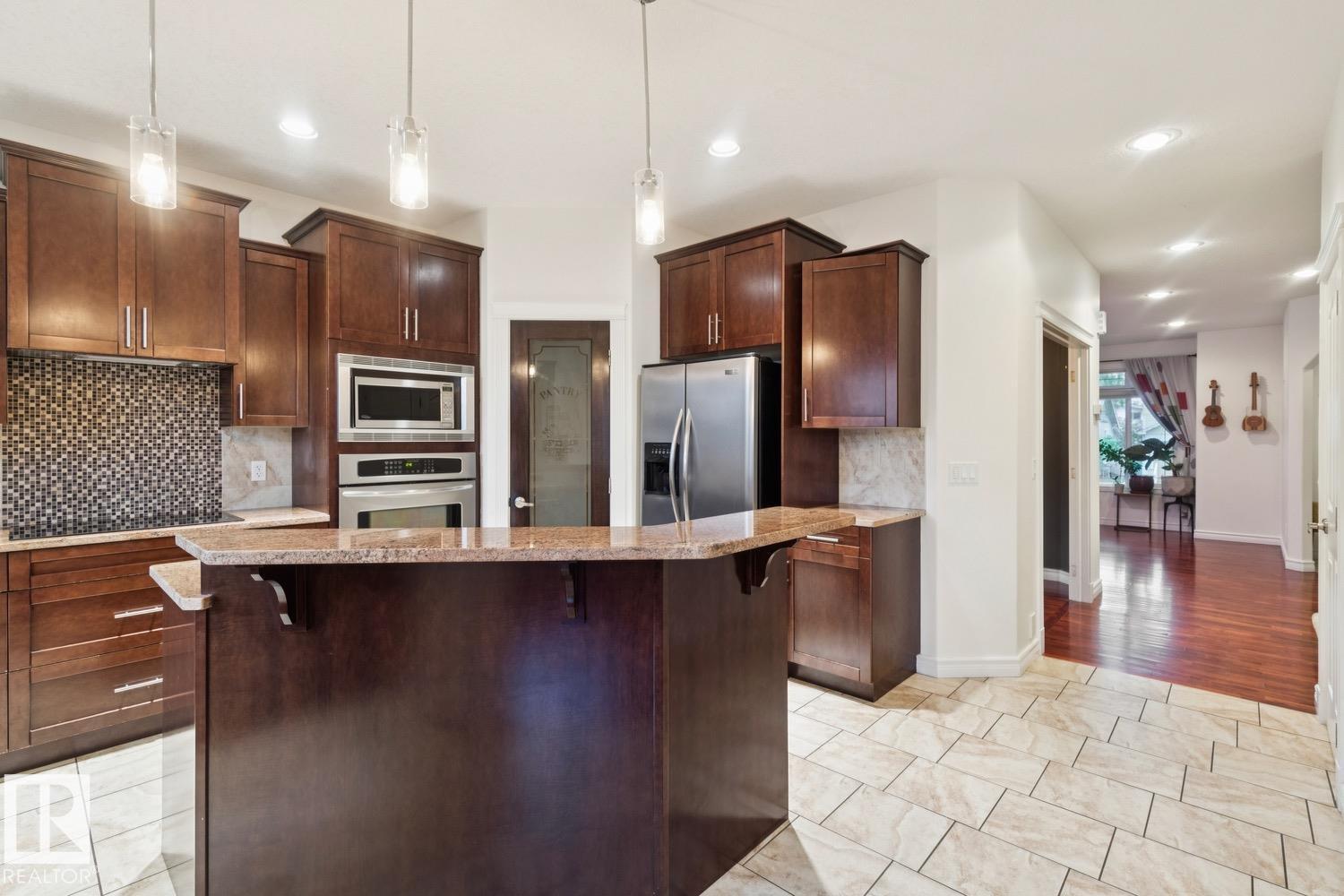 9320 81 AV NW - 16
