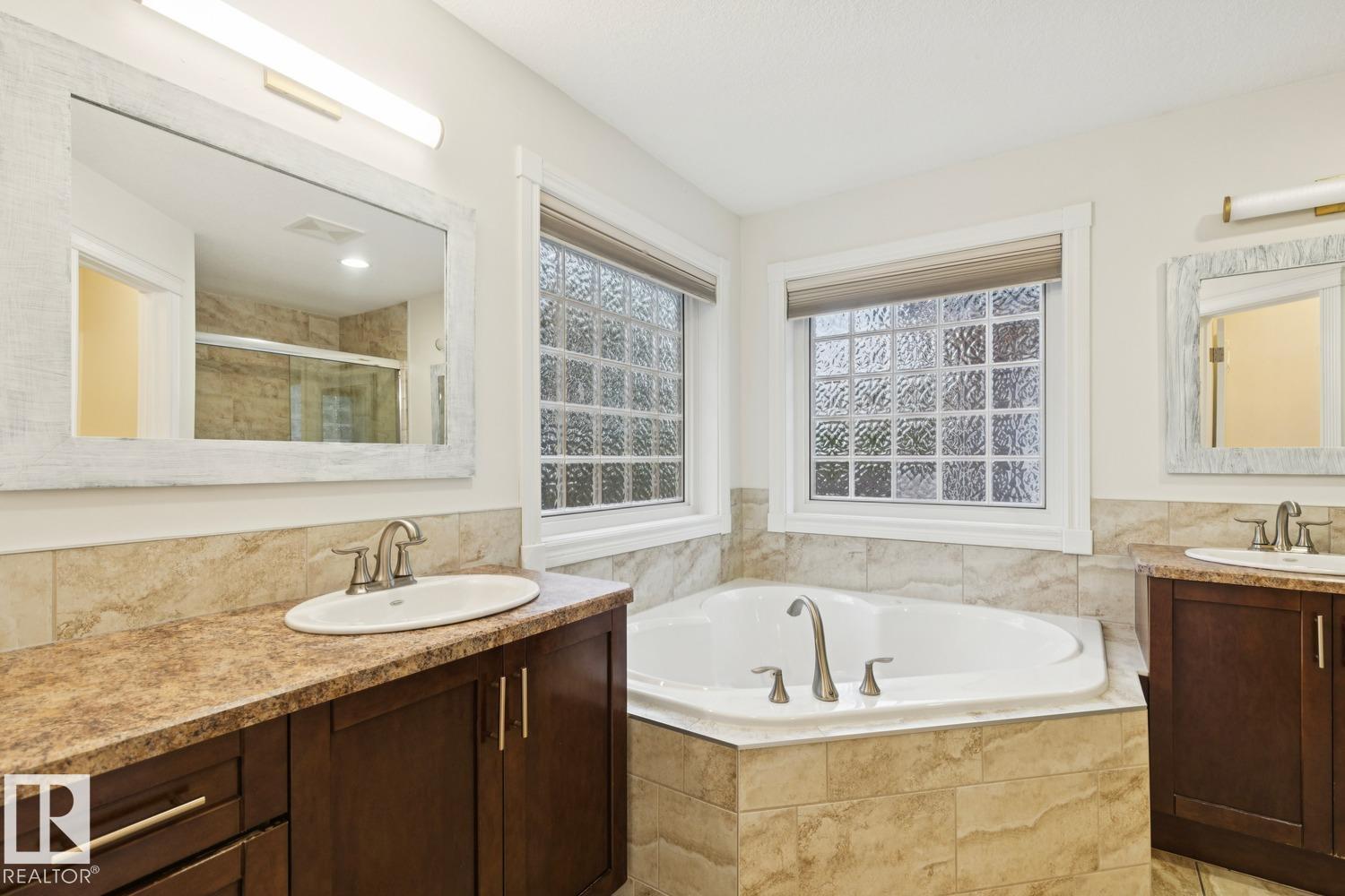 9320 81 AV NW - 25