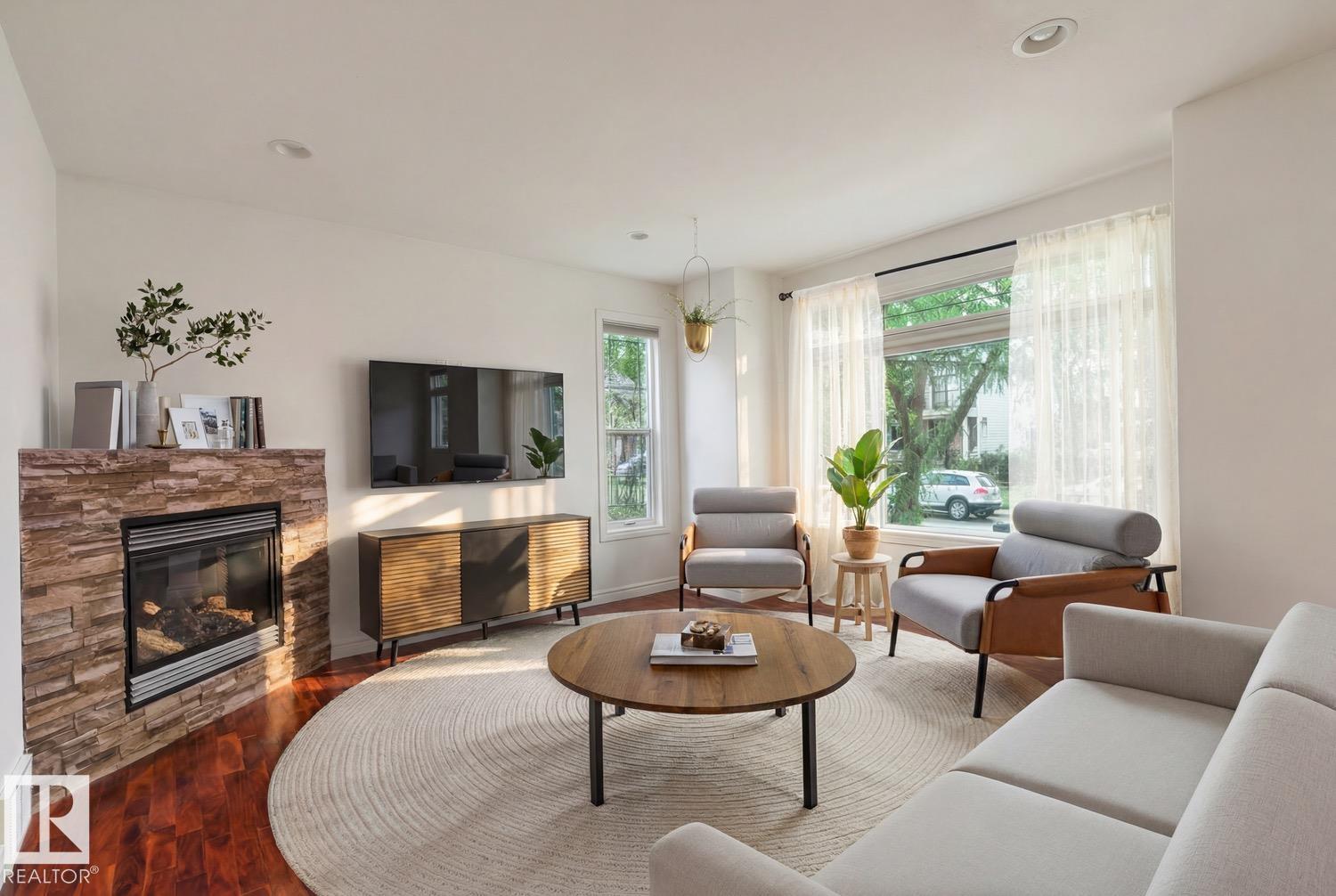 9320 81 AV NW - 5