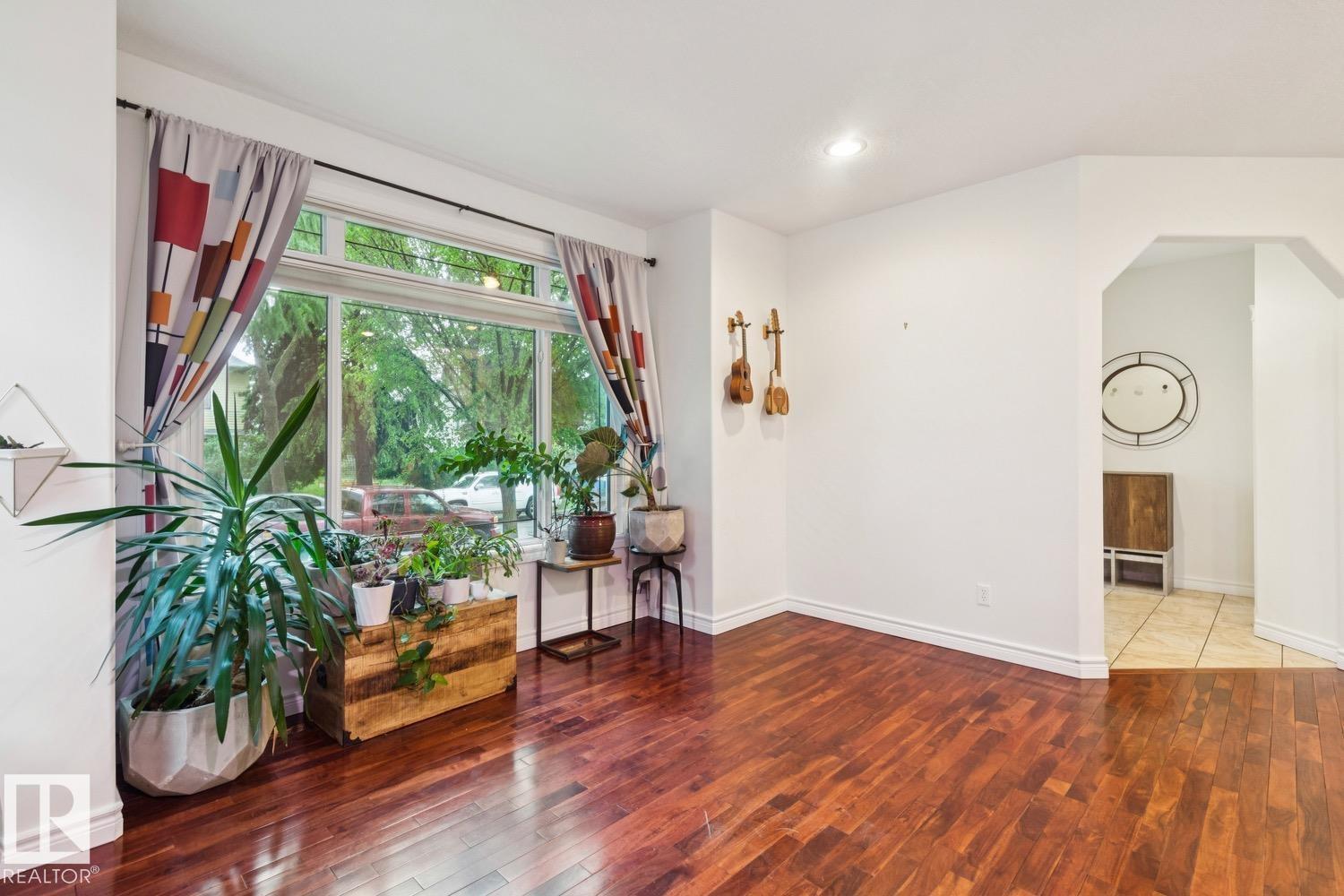 9320 81 AV NW - 7