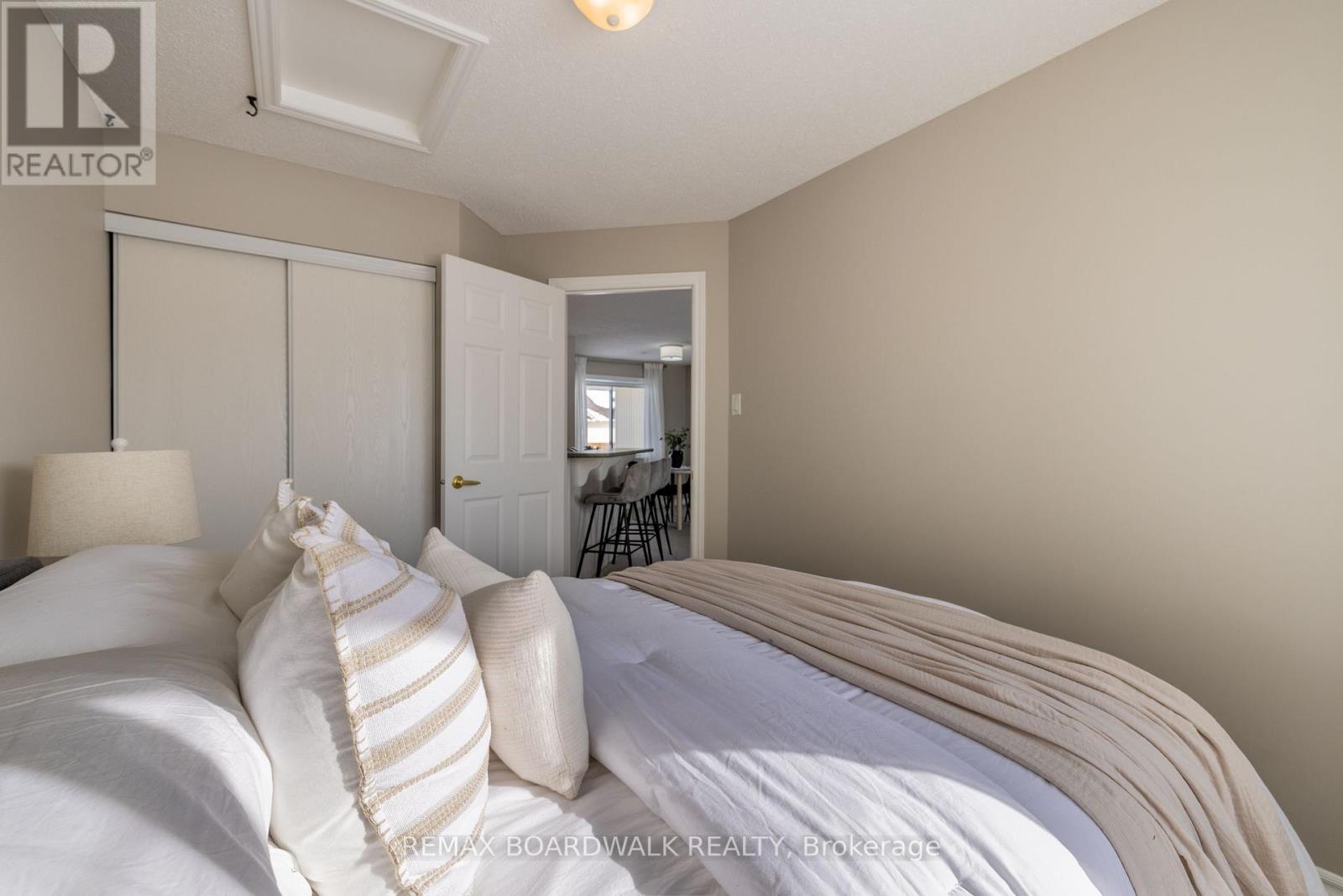 206 OAK LEAF PRIVATE - 23