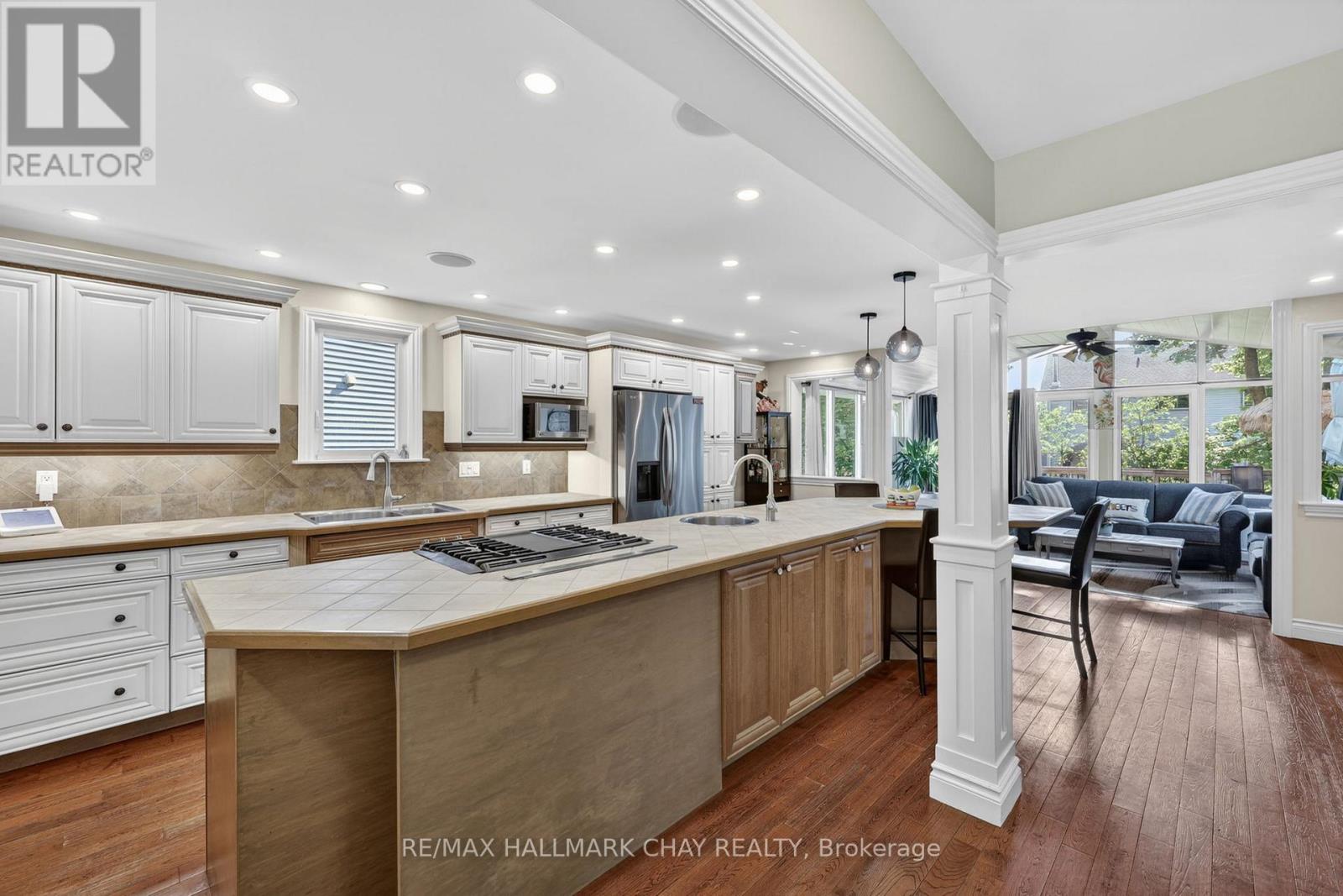 1885 APPLEWOOD AVENUE - 7