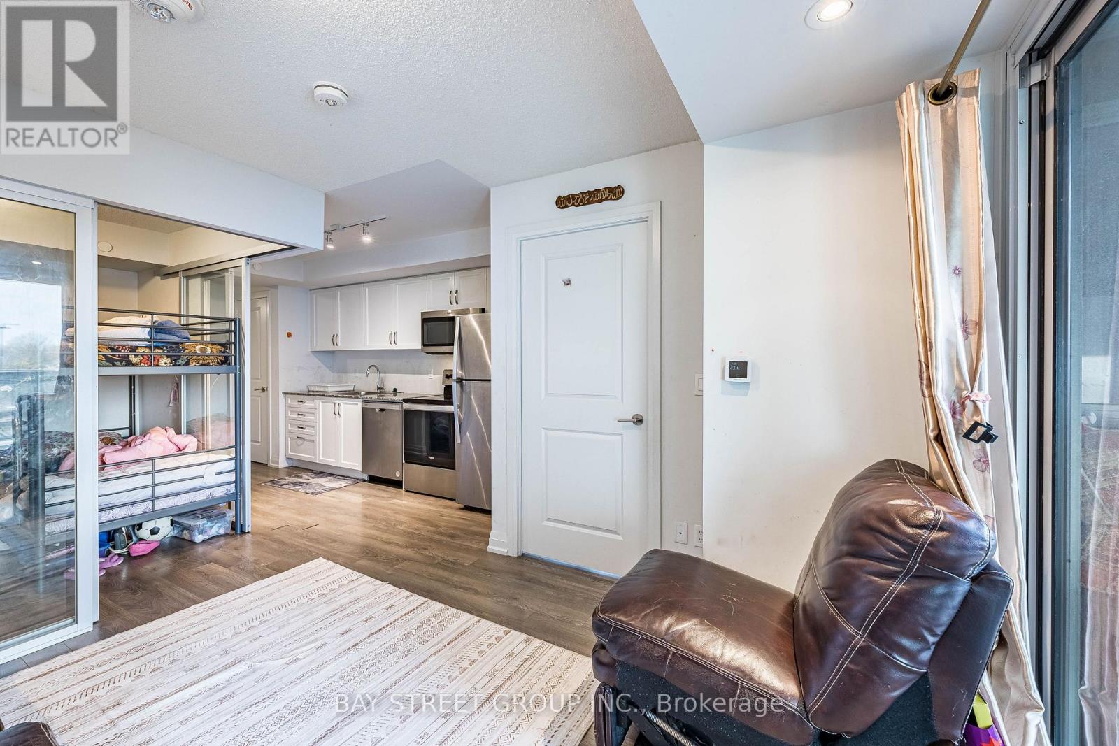 20 MEADOWGLEN PLACE - 19