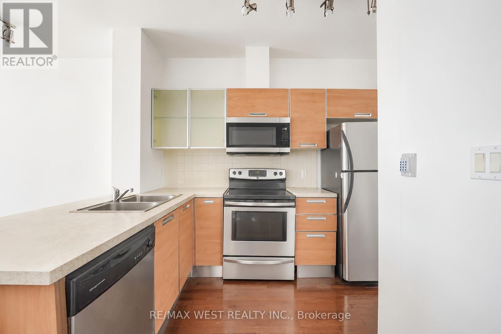 #609 3391 BLOOR STREET W - 3