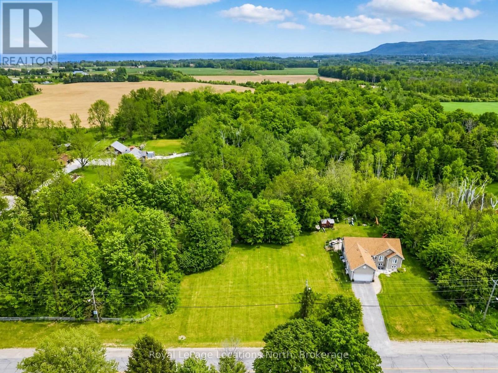 Close to ski hills and Blue Mountain