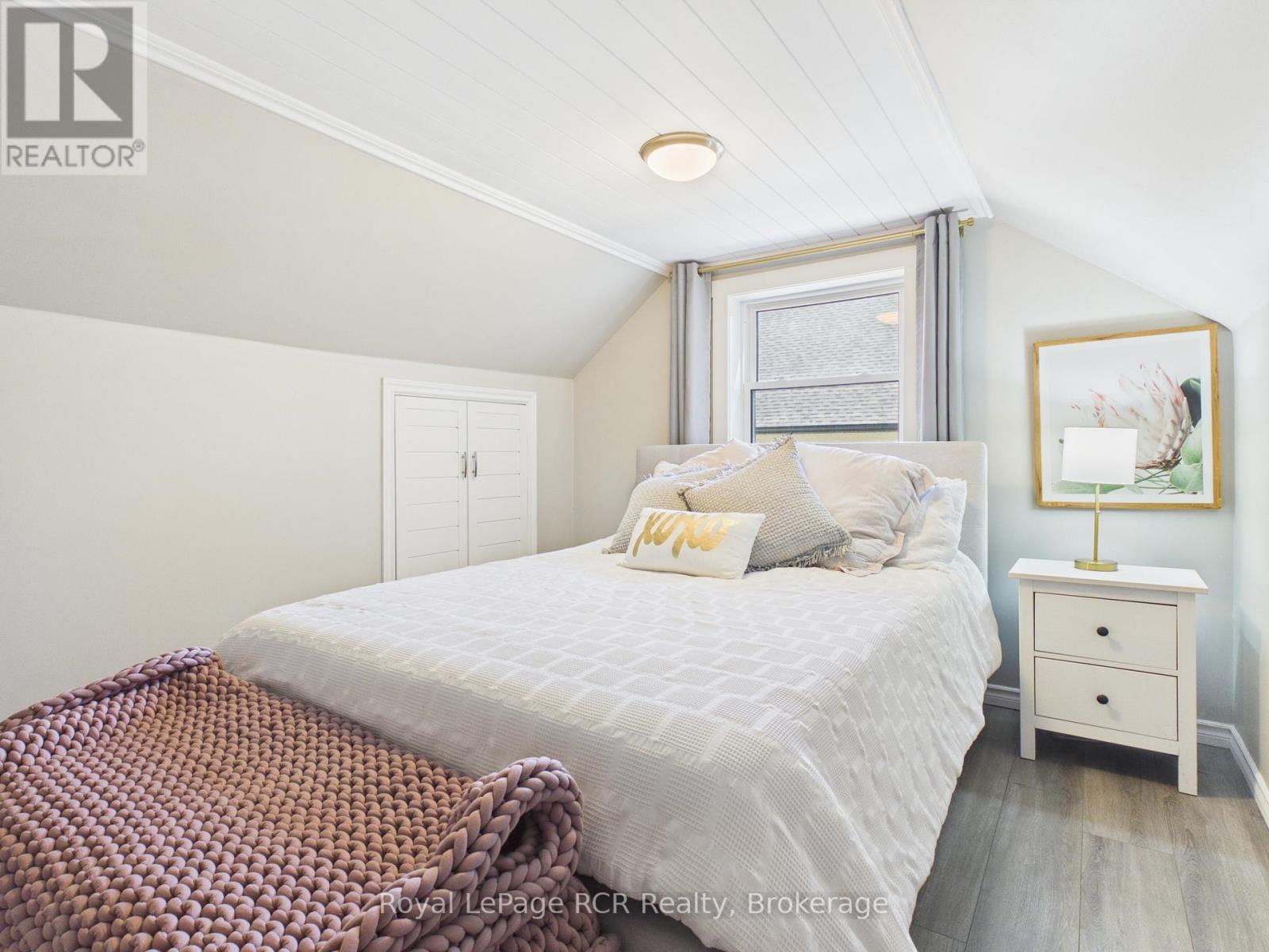 299 VICTORIA STREET - 36