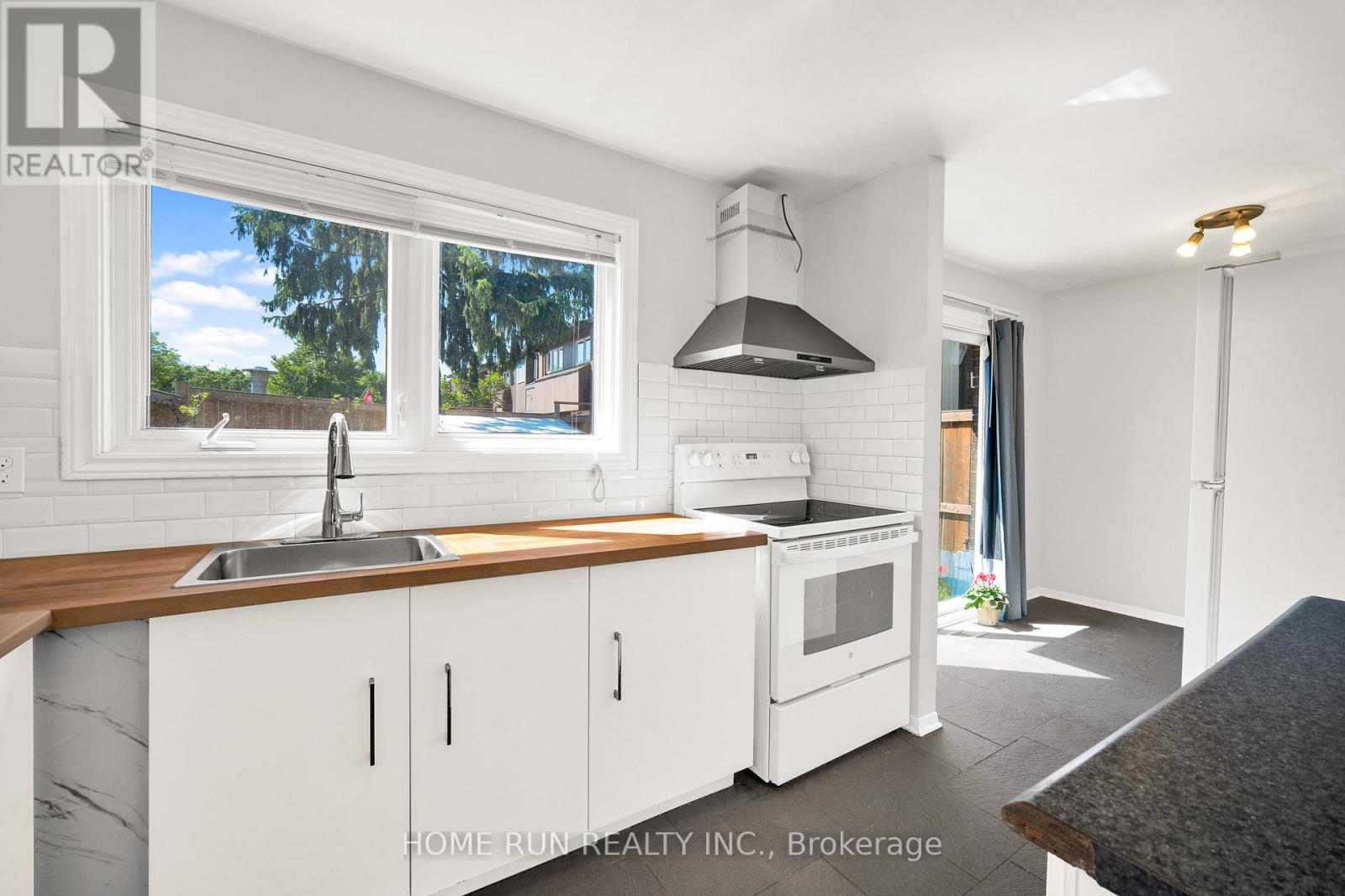 #4 2111 MONTREAL ROAD - 9