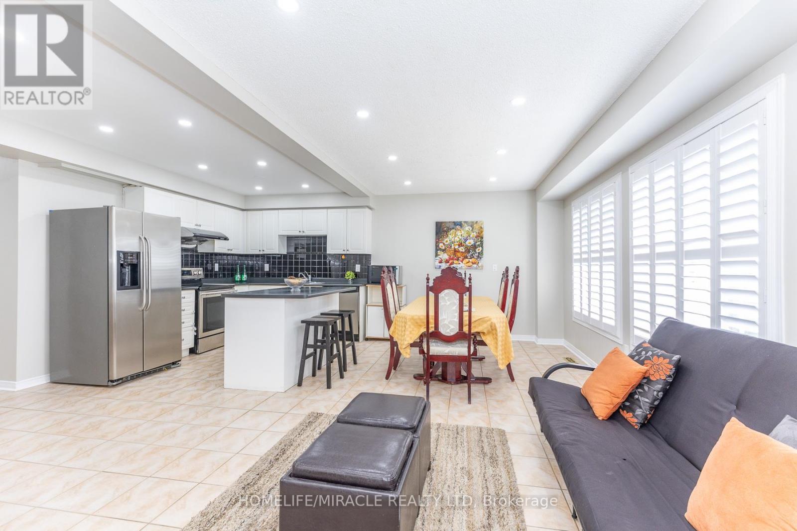 22 DOMENICO CRESCENT - 12